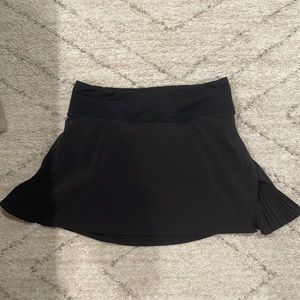 Black lululemon skirt| built in shorts very good condition